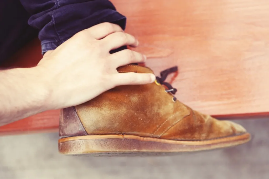 Come pulire le scarpe in camoscio chiaro