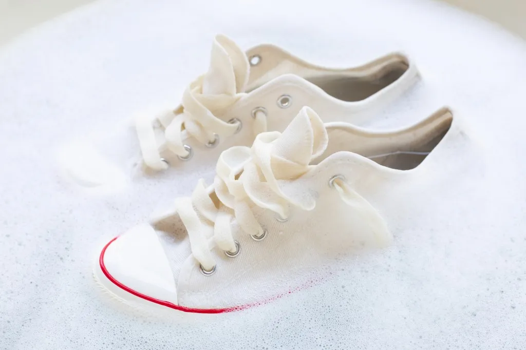 Come pulire le scarpe bianche senza rovinarle