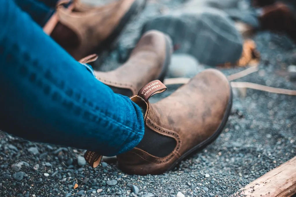 Cosa sono i Chelsea Boots: gli iconici stivaletti con l’elastico