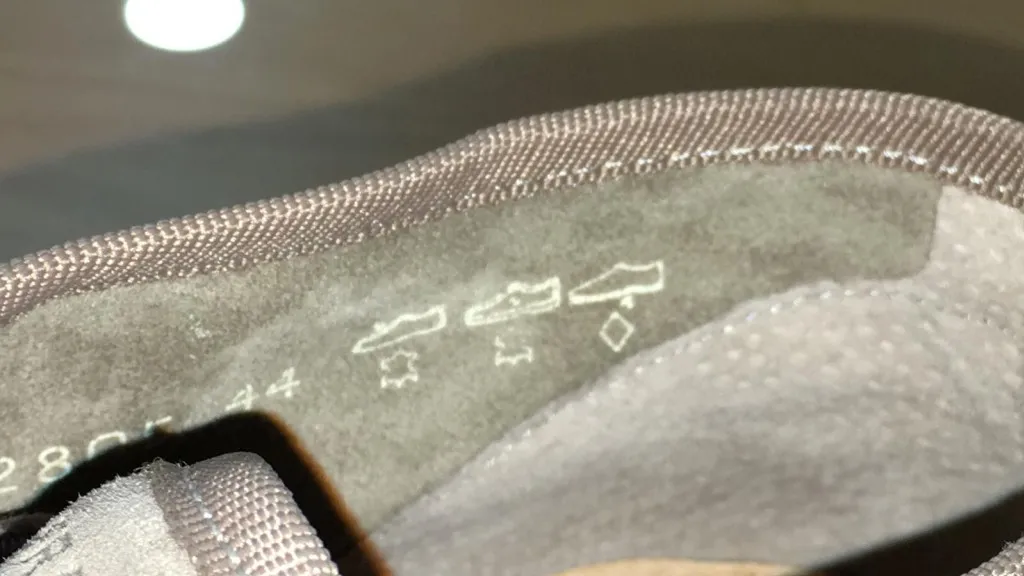 Novità per le etichette interne delle scarpe: cosa dice la normativa